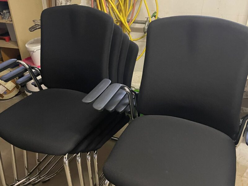 8 Stühle abzugeben!