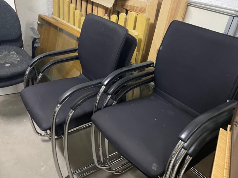 verschiende Stühle abzugeben!