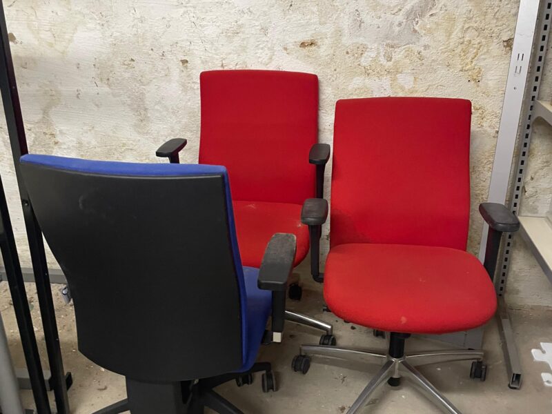 verschiende Stühle abzugeben!