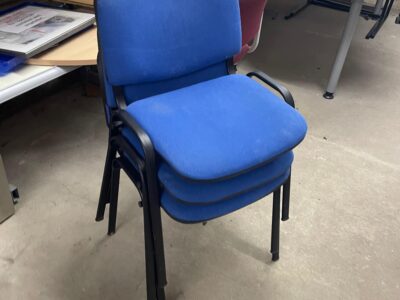 verschiende Stühle abzugeben!