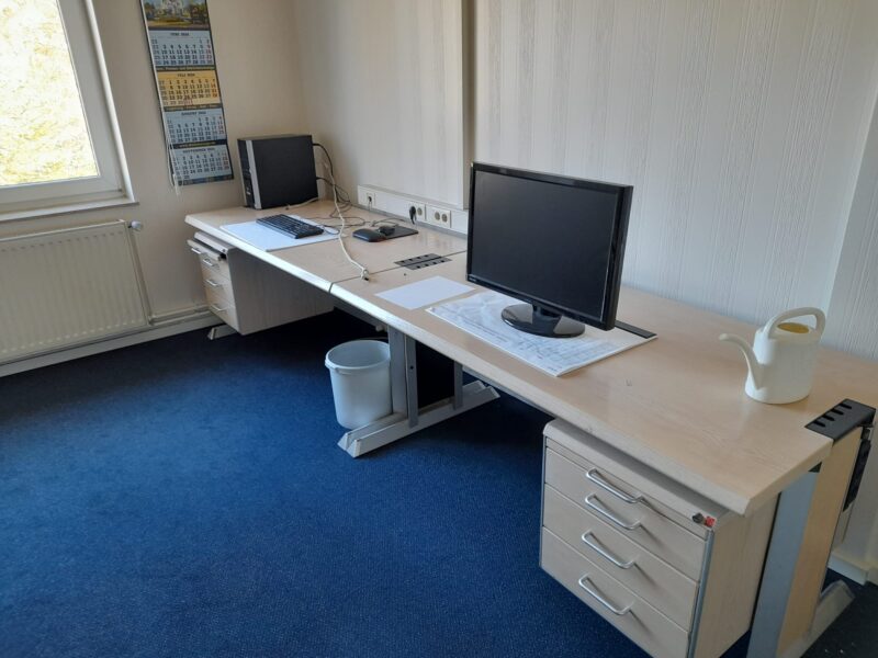 diverse Tische, Schreibtische & Stühle