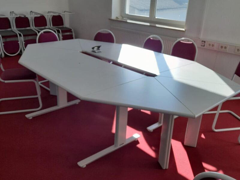 diverse Tische, Schreibtische & Stühle